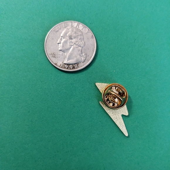 David Bowie / Ziggy Stardust enamel pin - Picture 3 of 3